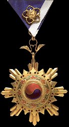 Presidential Medal (2nd Class), Badge