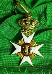 Commander Grand Cross: Badge, Obverse